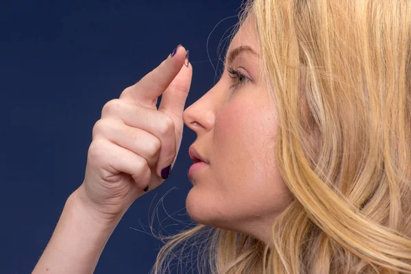 Woman inserting contact lenses — Stockfoto