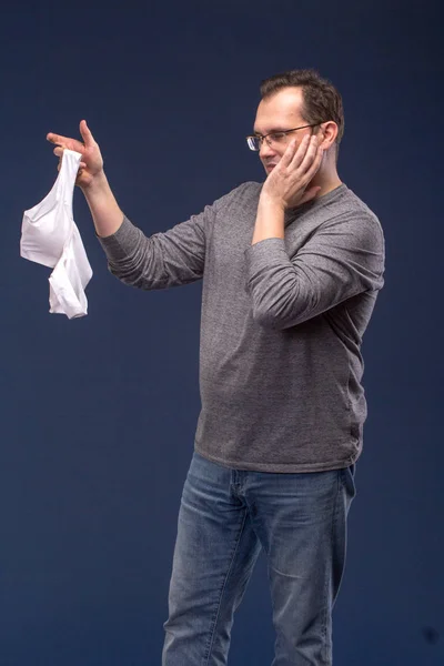 Uomo che tiene il reggiseno di una donna — Foto Stock