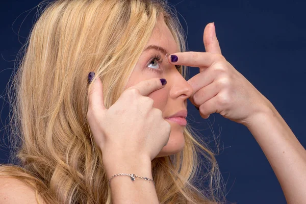 Femme insérant des lentilles de contact — Photo