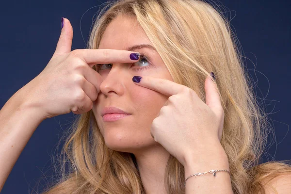 Femme insérant des lentilles de contact — Photo