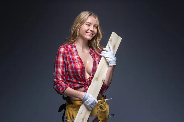 Портрет молодой женщины-плотника — стоковое фото