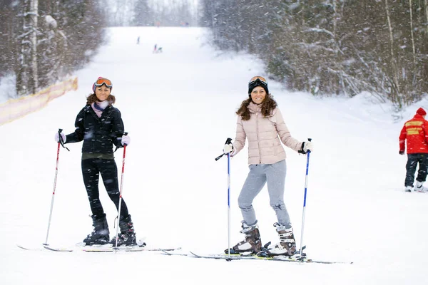 Młode siostry z narciarskiego stanąć na wzgórzu — Zdjęcie stockowe