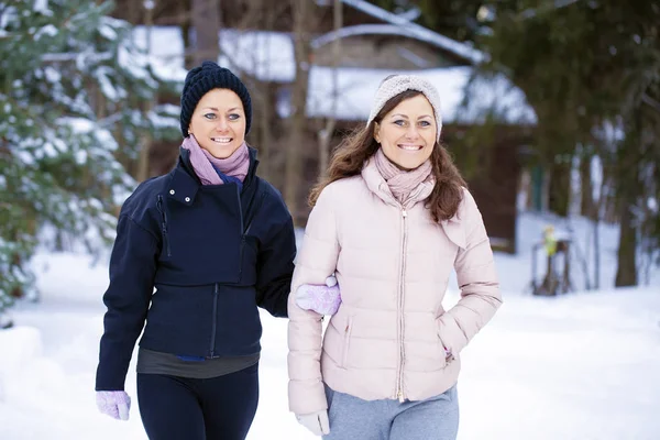 Happy twins on ski resort portrait — Stock Photo, Image