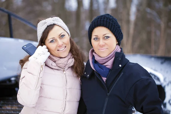 Søstre som har selfifoto på skisted – stockfoto