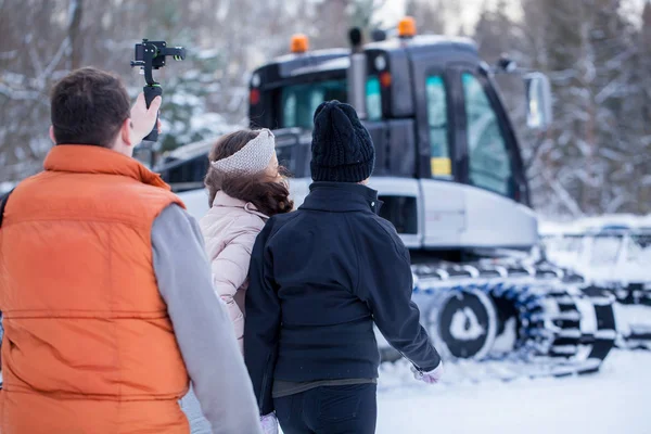 A két lány jön előre a forgatás üzemeltető — Stock Fotó