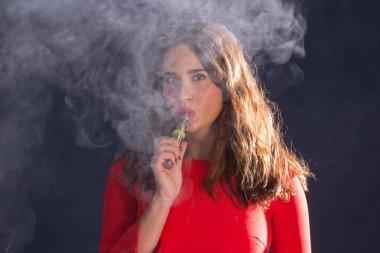 Mavi adam üzerinde elektronik sigara sigara kadın