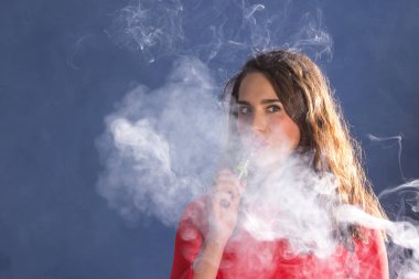 Mavi adam üzerinde elektronik sigara sigara kadın