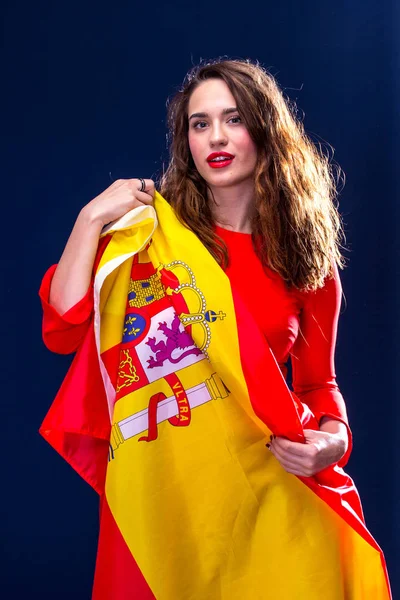 Όμορφη γυναίκα με τη σημαία της Ισπανίας. — Φωτογραφία Αρχείου