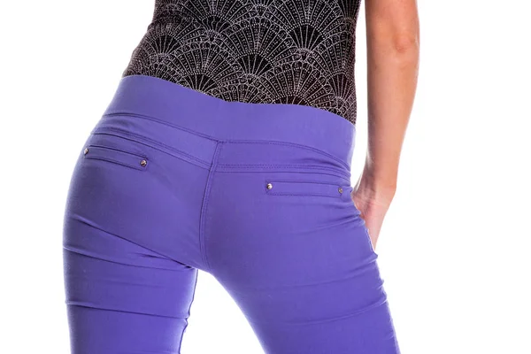 年轻性感的女人穿着紫色的牛仔裤。后视图. — 图库照片