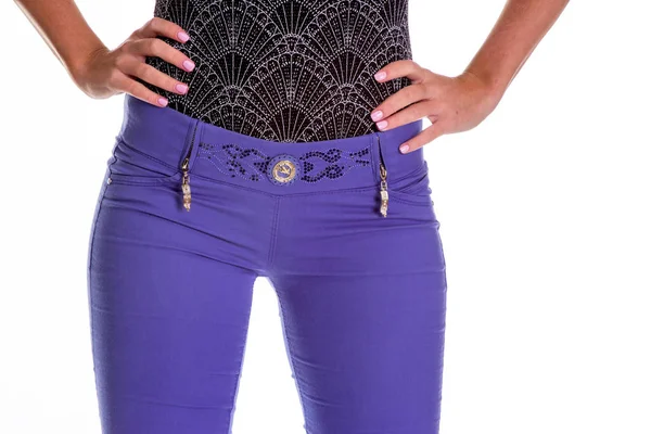Jovem mulher sexy está vestindo jeans roxo. Vista traseira . — Fotografia de Stock