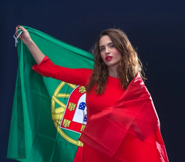 Красивая женщина с флагом Португалии . — стоковое фото