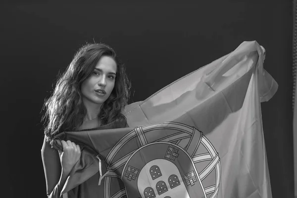 Krásná žena s vlajkou Portugalska. — Stock fotografie