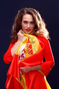 Güzel kadının elinde İspanya bayrağı. 