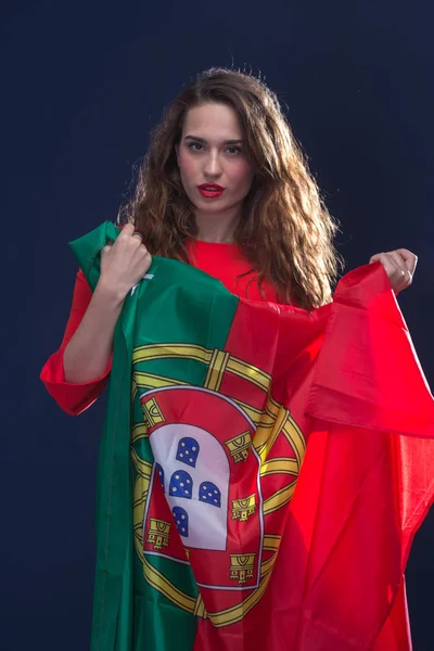 포르투갈의 국기와 아름 다운 여자. — 스톡 사진