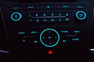 Kontrol paneli ile modern yeni araba kabinde ses ekipmanları