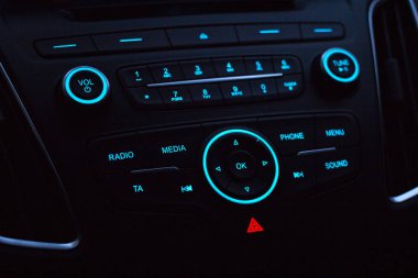 Kontrol paneli ile modern yeni araba kabinde ses ekipmanları