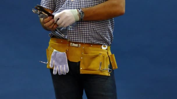 Travailleur masculin de la construction avec ceinture à outils . — Video