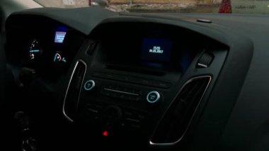 Sürücü bir gezi için hazırlanıyor, radyo ayarlar.