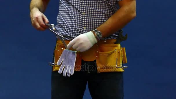 Manliga byggnadsarbetare med verktyget bälte. — Stockvideo