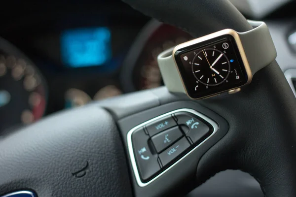 Современный интерьер автомобиля с умными часами на руле — стоковое фото
