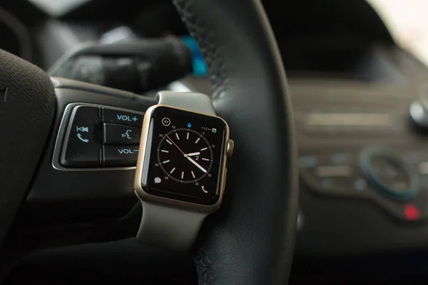 Wnętrza nowoczesnych samochodów z inteligentny zegarek na kierownicy — Zdjęcie stockowe