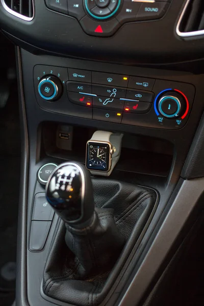 Modernes Auto-Interieur mit Smartwatch am Schaltknüppel. — Stockfoto