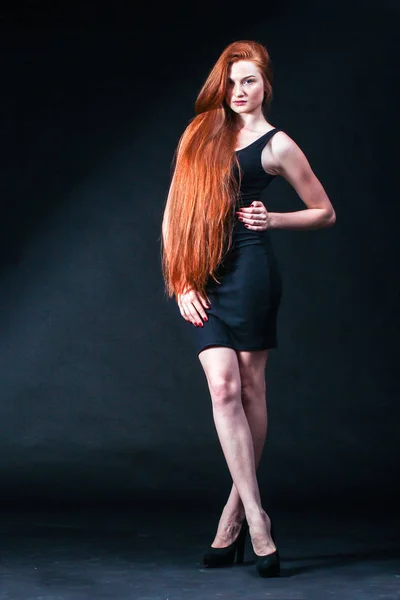 Kauneus inkivääri tyttö muotokuva. Terve pitkä punainen tukka. Kaunis Yo — kuvapankkivalokuva