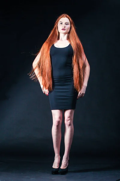 Retrato de menina de gengibre de beleza. Cabelo vermelho longo saudável. Lindo Yo — Fotografia de Stock