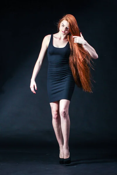 Πορτραίτο κορίτσι ομορφιά τζίντζερ. Υγιή μακριά κόκκινα μαλλιά. Όμορφη Yo — Φωτογραφία Αρχείου