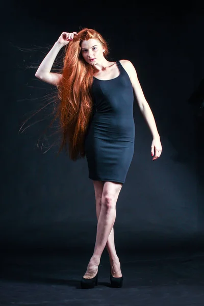 Retrato de menina de gengibre de beleza. Cabelo vermelho longo saudável. Lindo Yo — Fotografia de Stock