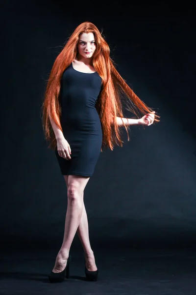 Gyömbér szépség lány portréja. Egészséges hosszú vörös haja. Szép Yo — Stock Fotó
