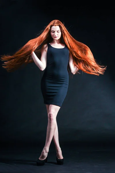 Skönhet ingefära flicka porträtt. Friska långa röda hår. Vackra Yo — Stockfoto