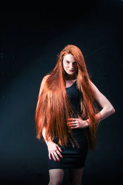 Retrato de menina de gengibre de beleza. Cabelo vermelho longo saudável. Lindo Yo — Fotografia de Stock