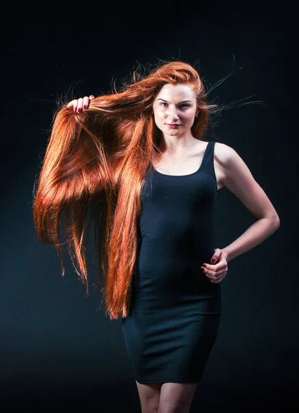 Retrato de menina de gengibre de beleza. Cabelo vermelho longo saudável. Lindo Yo — Fotografia de Stock