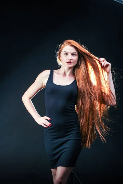 생강 아름다움 여자 초상화입니다. 건강 한 긴 붉은 머리. 아름 다운 요 — 스톡 사진