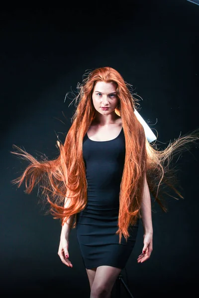 Retrato de menina de gengibre de beleza. Cabelo vermelho longo saudável. Lindo Yo — Fotografia de Stock