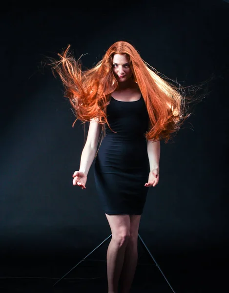 Retrato de menina de gengibre de beleza. Cabelo vermelho longo saudável. Lindo Yo — Fotografia de Stock