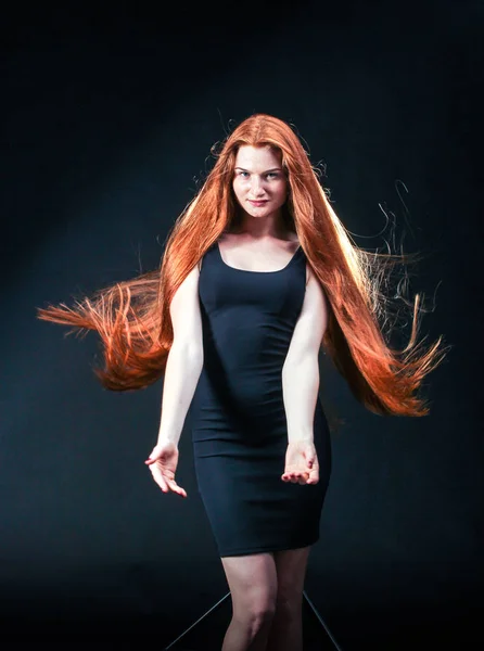 Retrato de menina de gengibre de beleza. Cabelo vermelho longo saudável. Lindo Yo — Fotografia de Stock