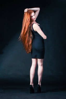 Güzellik zencefil kız portre. Sağlıklı uzun kızıl saçlı. Güzel Yo