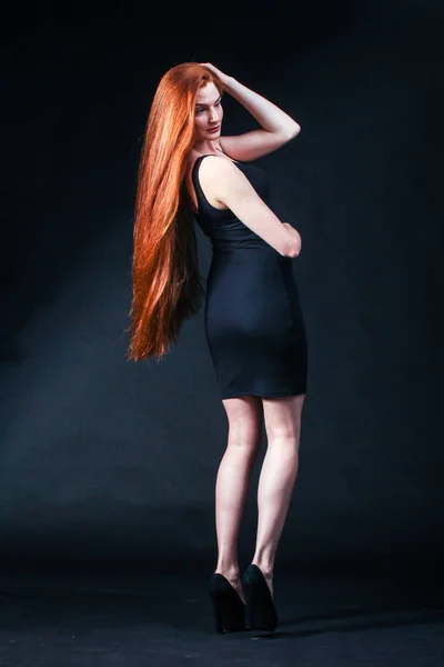 Gyömbér szépség lány portréja. Egészséges hosszú vörös haja. Szép Yo — Stock Fotó