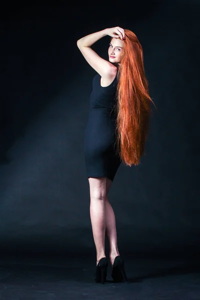 Retrato de menina de gengibre de beleza. Cabelo vermelho longo saudável. Lindo Yo — Fotografia de Stock