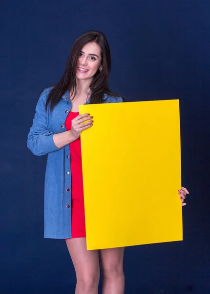 Glückliche Frau hält ein gelbes weißes Blatt Papier — Stockfoto