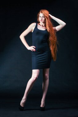 Güzellik zencefil kız portre. Sağlıklı uzun kızıl saçlı. Güzel Yo