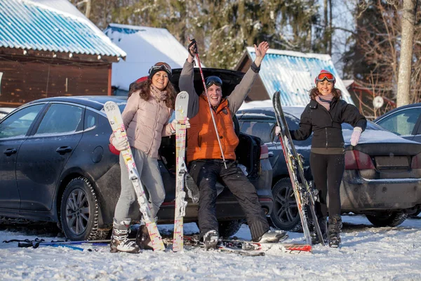 Amigos felizes na estação de esqui — Fotografia de Stock