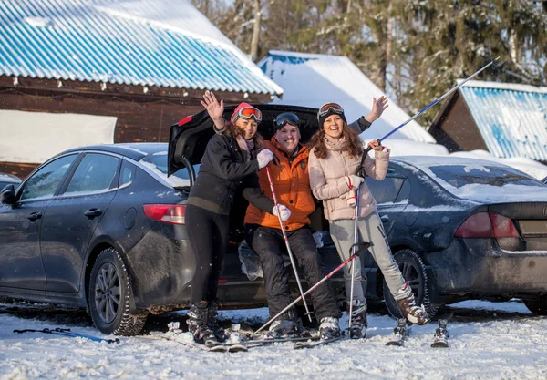 Amigos felizes na estação de esqui — Fotografia de Stock