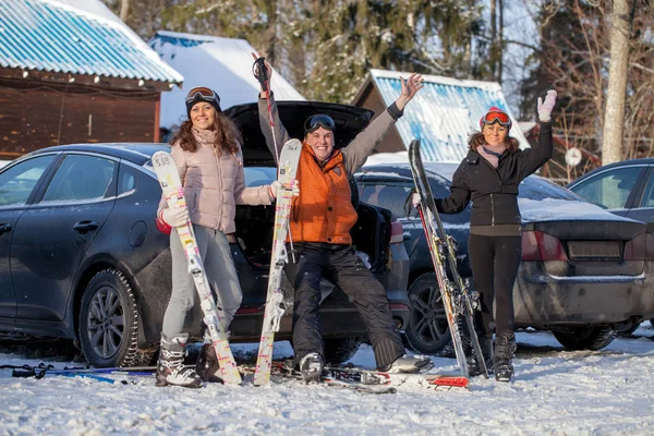 Happy vrienden op skiresort — Stockfoto