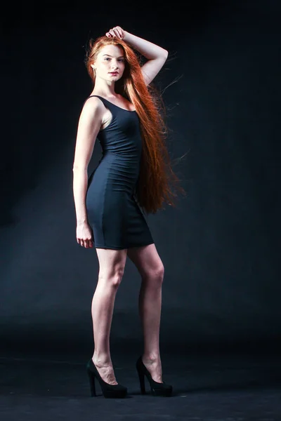 Retrato de menina de gengibre de beleza. Cabelo vermelho longo saudável. Lindo Yo — Fotografia de Stock