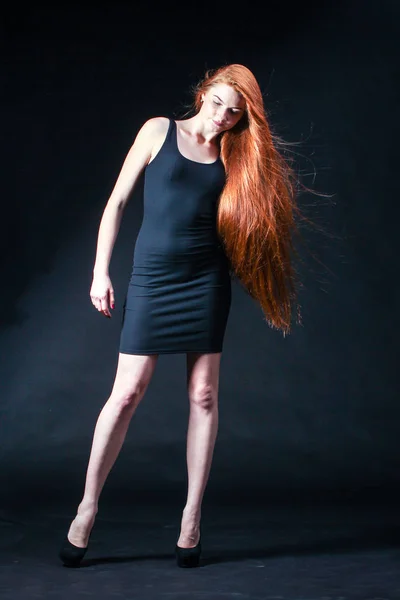 Skönhet ingefära flicka porträtt. Friska långa röda hår. Vackra Yo — Stockfoto