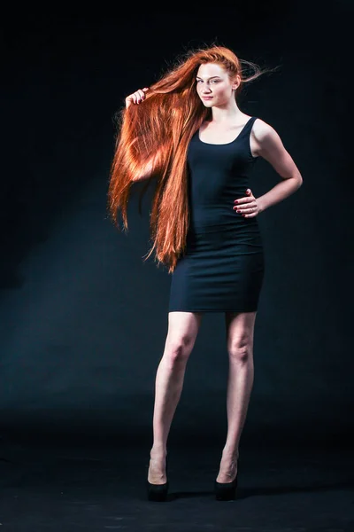 姜的美丽女孩画像。健康的长长的红头发。美丽哟 — 图库照片