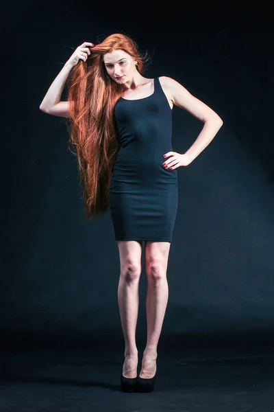 Retrato de menina de gengibre de beleza. Cabelo vermelho longo saudável. Lindo Yo — Fotografia de Stock